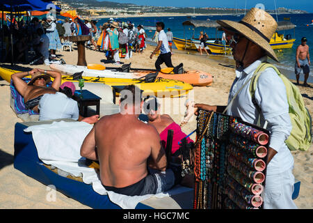 Vente de souvenirs pour les touristes à la plage à Los Cabos, Mer de Cortez, Baja California, Mexique. Banque D'Images