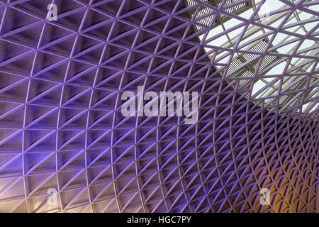 Le toit de la hall des départs à la gare de Kings Cross, London, UK. Banque D'Images