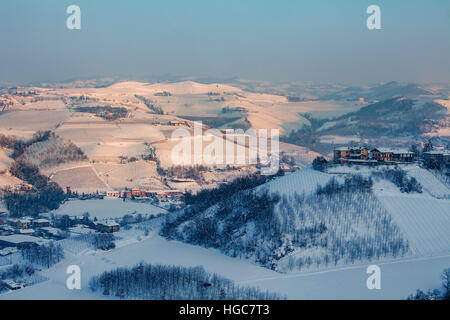 Vignobles et collines couvertes de neige des Langhe dans le Piémont, Italie du Nord. Banque D'Images