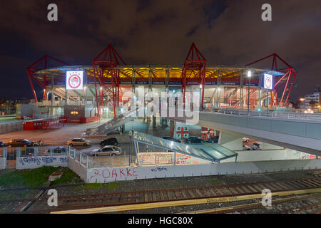 Karaiskakis stadium - stade de football de l'Olympiacos FC situé dans le Pirée comme vu du métro de Neo Faliro Banque D'Images