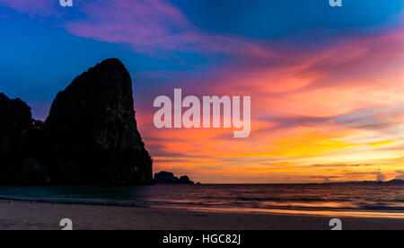 Coucher du soleil sur une dynamique tropical beach Banque D'Images