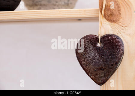 Forme de coeur de pierre sur le bois. Symbole d'amour. Banque D'Images