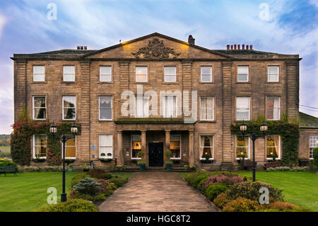 Wakefield, Royaume-Uni - Octobre 20, 2016 : Walton Hall, un hôtel 4 étoiles dans un cadre pittoresque de douces collines boisées avec son propre lac, une toile de l'anc Banque D'Images