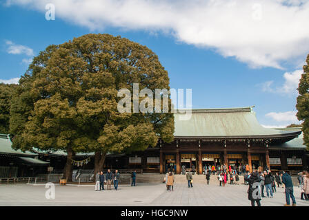 Les personnes qui désirent visiter le Temple de Meiji à Tokyo, Japon. Banque D'Images