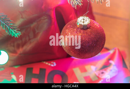 Décorations de Noël. Solo, red sparkle dépoussiéré, arbre de Noël en intérieur de branche d'arbre. Banque D'Images