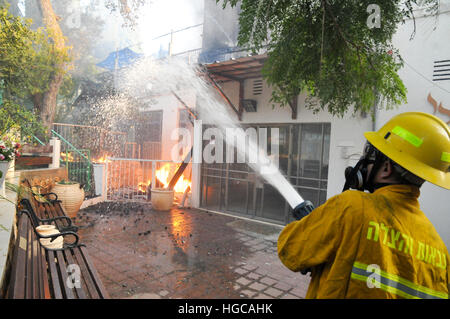 Le feu sauvage dans la ville de Haïfa, Israël en novembre 2016 Banque D'Images