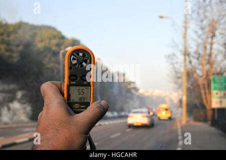 Anémomètre à main et thermomètre pendant le feu sauvage dans la ville de Haïfa, Israël en novembre 2016 Banque D'Images