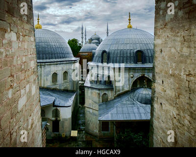 Vue sur la Mosquée bleue de Sultanahmet depuis une fenêtre à Sainte-Sophie Banque D'Images