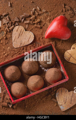 Truffes au chocolat avec coeur de la Saint-Valentin Banque D'Images