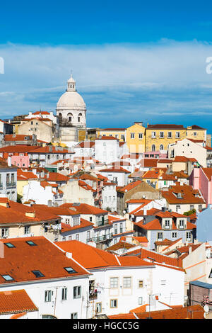 Vue sur le quartier Alfama à Lisbonne, Portugal, avec bâtiments colorés et le Panthéon National Banque D'Images