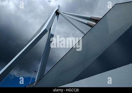 Le pont Erasme de Rotterdam en vue d'en bas Banque D'Images