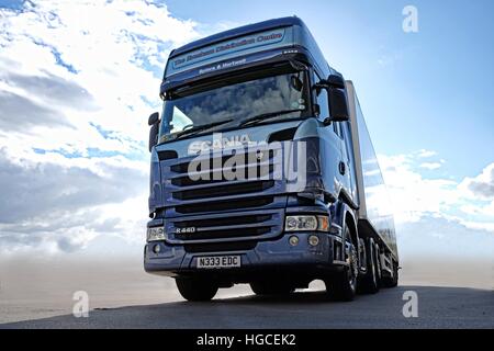 Low angle shot de Scania R440 tracteur et remorque en paysage vierge avec les nuages au-dessus et se reflètent dans les côtés de la ve Banque D'Images