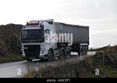 D H en vrac benne Volvo Pearson tournant un brusque virage sur une étroite route Derbyshire Banque D'Images