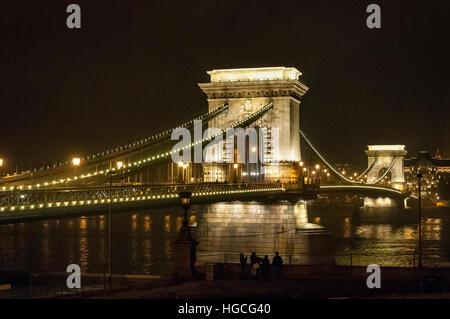 Pont à chaînes Széchenyi photographiée de nuit avec des lumières est un pont suspendu qui enjambe la rivière du Danube à Budapest en Hongrie. Banque D'Images