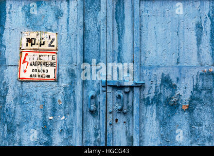 Grande porte de métal industriel avec rusty peinture craquelée Banque D'Images