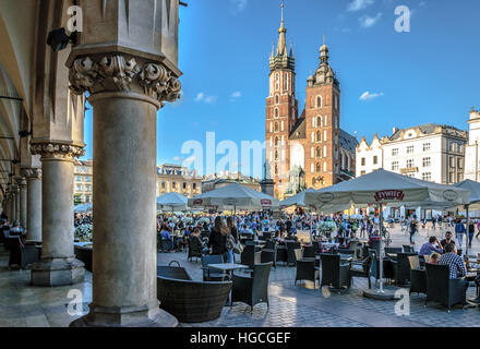 Cracovie, Pologne - 07 juillet, 2016. Les touristes de détente sur place principale du marché, en face de la Basilique Sainte-Marie, à Cracovie, Pologne, Europe. Banque D'Images