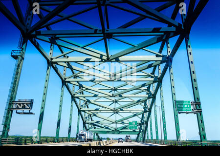 Pont de la rivière Piscataqua Maine Maine avec la région de signe sur le milieu du pont. La rivière Piscataqua est la frontière entre le New Hampshire et le Maine Banque D'Images