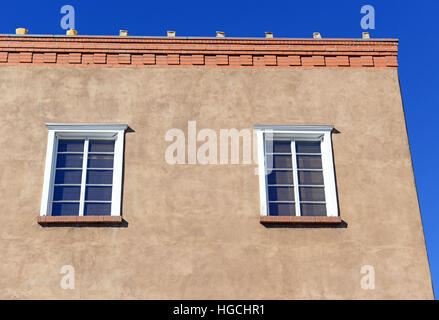 L'architecture traditionnelle de style adobe Pueblo habituellement dans des tons de terre, appelé style Old Santa Fe, Nouveau Mexique Banque D'Images