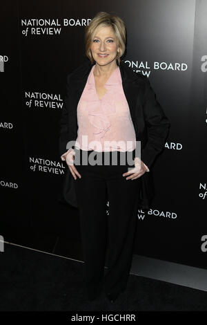 NEW YORK-JAN 4 : Edie Falco actrice assiste à la National Board of Review Gala au Cipriani Wall Street à New York le 4 janvier 2017. Banque D'Images