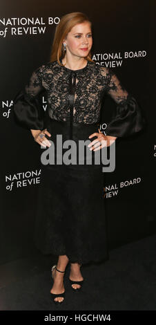 NEW YORK-JAN 4 : L'actrice Amy Adams assiste à la National Board of Review Gala au Cipriani Wall Street à New York le 4 janvier 2017. Banque D'Images