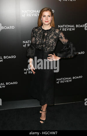 NEW YORK-JAN 4 : L'actrice Amy Adams assiste à la National Board of Review Gala au Cipriani Wall Street à New York le 4 janvier 2017. Banque D'Images