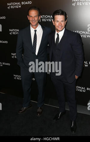 Le réalisateur Peter Berg (L) et Mark Wahlberg assister au Conseil national de l'examen à Cipriani's à New York le 4 janvier 2017. Banque D'Images