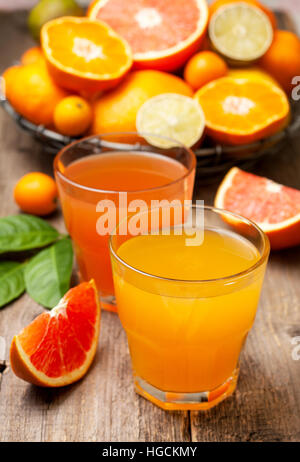 Les jus d'agrumes frais et sur l'ancien fond de bois. selective focus Banque D'Images