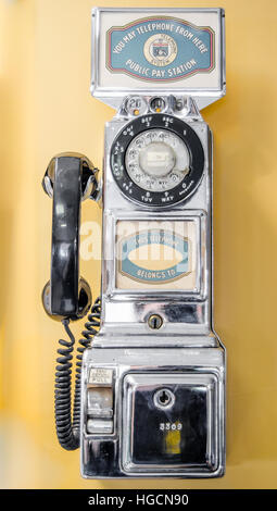 De style ancien, Vintage, retro, pièces de monnaie, les téléphones payants, l'appel du passé. Banque D'Images