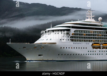 Rayonnement de la mer, à proximité de la South Franklin dock, Juneau, Alaska. Royal Caribbean International l'éclat de la mer est sorti de cale sèche Banque D'Images