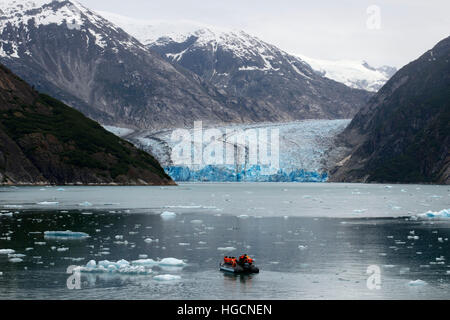 Safari croisière Endeavour passagers dans un bateau gonflable en face du glacier Sawyer Sud veaux dans les bras d'Endicott fjord Tracy Arm gués en ter Banque D'Images