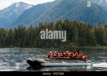 Safari croisière Endeavour passagers dans un bateau gonflable dans Icy Strait. Glacier Bay National Park et préserver. De l'Île Chichagof. Juneau. Le sud-est de l'Al Banque D'Images