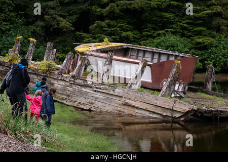 Vieux bateau dans une forêt pluviale tempérée sur les îles Brothers entre passage Stephens et Frederick Sound. Archipel Alexander, le sud de l'Alaska. L Banque D'Images
