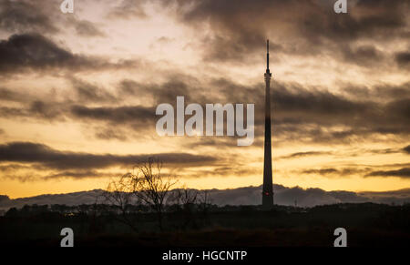 Coucher du soleil près de Emley Moor station émettrice, une installation de télécommunications et de radiodiffusion sur Emley Moor à Kirklees, West Yorkshire. Banque D'Images