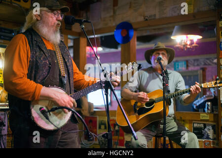 Alaskan Hotel et Bar. Vivre la musique country. L'Alaskan Hotel est le mieux conservé et le plus ancien hôtel d'exploitation dans le sud de l'Alaska. L'Alaskan Hotel w Banque D'Images