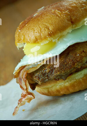 Luther Burger - hamburger ou cheeseburger avec un ou plusieurs des beignes glacés à la place du pain. Banque D'Images