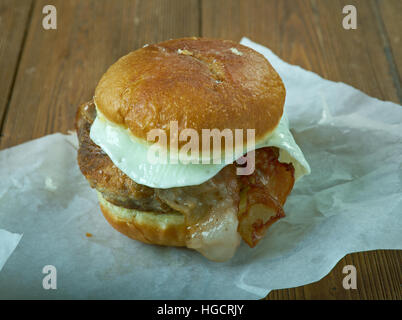 Luther Burger - hamburger ou cheeseburger avec un ou plusieurs des beignes glacés à la place du pain. Banque D'Images