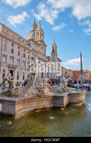 Vue verticale de la célèbre Piazza Navona avec fontaine des Quatre Fleuves en face, Rome, capitale de l'Italie et la région du Lazio, Europe Banque D'Images