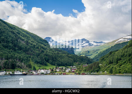 Petite ville norvégienne sur la rive du fjord. Banque D'Images