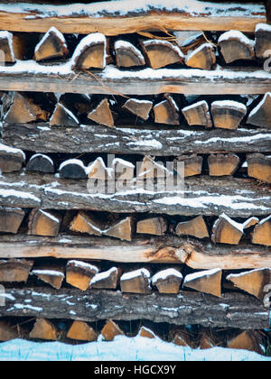 Pile de bois recouvert de neige Banque D'Images