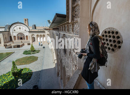 Vue sur cour avec une piscine de maison historique de la famille Tabatabaei au sein du 19e siècle à Kashan, ville du comté de Kashan en Iran Banque D'Images