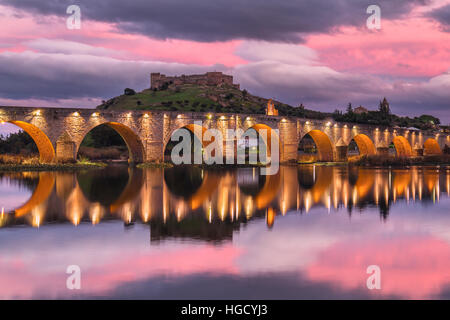 Medellín et la rivière Guadiana au coucher du soleil Banque D'Images