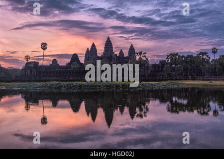 Angkor Vat au lever du soleil, au Cambodge Banque D'Images