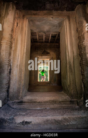 Autoportrait à l'Thommanon à Angkor, Cambodge Banque D'Images