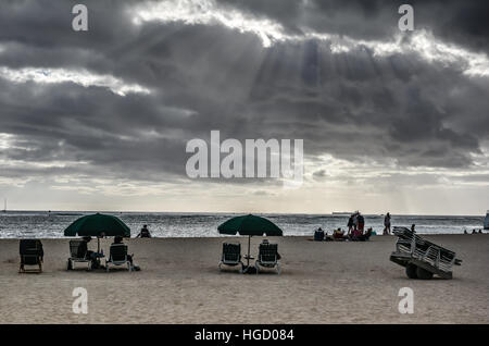 Photo de l'monochromatique assez célèbre Waikiki beach sur Oahu, Hawaii. Les rayons de la déchirure à travers les nuages étaient incroyables. Banque D'Images