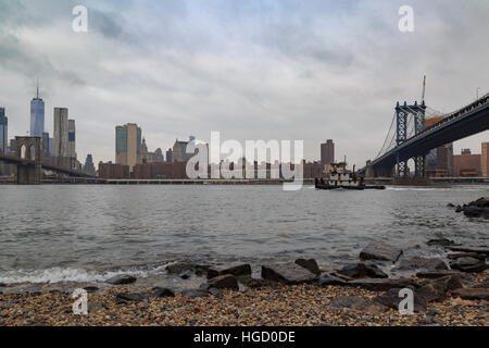 Pont de Manhattan à partir de la plage de galets, Brooklyn. Banque D'Images