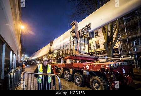 Travaux d'Art 'Blade', A 250 pieds de long (75m) éolienne, commandé par l'artiste multimédia Nayan Kulkarni et créé par les travailleurs de l'usine Siemens à Hull, est installé à Queen Square Victoria, à Hull. Banque D'Images