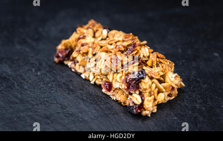 Barres granola fait maison avec des cacahuètes et les canneberges (selective focus) comme détaillé close-up shot Banque D'Images