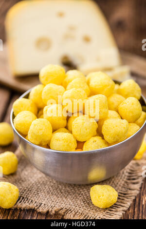 Boules de fromage (fried) comme haut détail Gros plan sur une table en bois vintage (selective focus) Banque D'Images