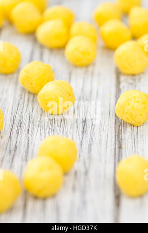 Boules de fromage (fried) comme haut détail Gros plan sur une table en bois vintage (selective focus) Banque D'Images