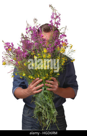 Homme tenant un énorme bouquet de fleurs sauvages, un homme est venu sur une date avec des fleurs, l'homme en attente de son amour Banque D'Images